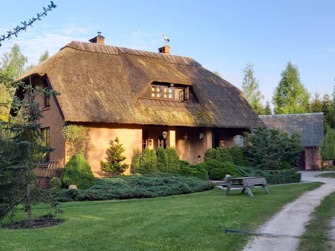 Sludinājumi. Īpašumā ietilpst dzīvojamā ēka 177 m2. Pirmajā stāvā ir koridors, viesistaba ar kamīnu, virtuve, Cena: 228000 EUR Foto #1