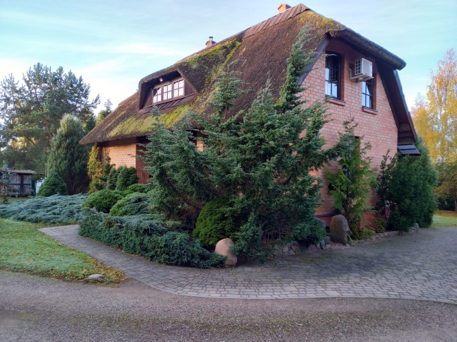 Sludinājumi. Īpašumā ietilpst dzīvojamā ēka 177 m2. Pirmajā stāvā ir koridors, viesistaba ar kamīnu, virtuve, Cena: 228000 EUR Foto #2