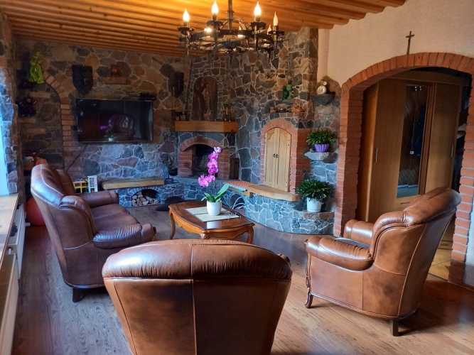 Sludinājumi. Īpašumā ietilpst dzīvojamā ēka 177 m2. Pirmajā stāvā ir koridors, viesistaba ar kamīnu, virtuve, Cena: 228000 EUR Foto #6