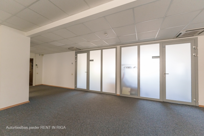 Sludinājumi. Biroja telpas biznes centrā \'Forums\'  + 1 telpa labā stāvoklī, aprīkota ar LED lampām un  Cena: 228 EUR/mēn Foto #3