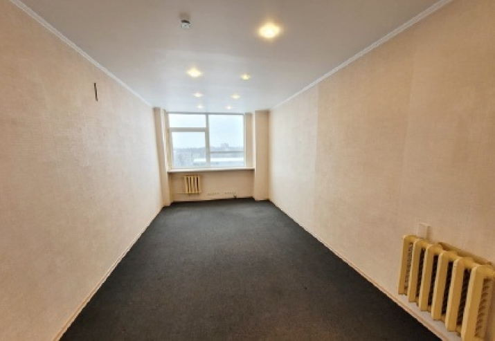 Sludinājumi. Biroja telpas biznes centrā \'Forums\'  + 1 telpa normālā stāvoklī; + grīdas segums: paklājs; + WC Cena: 98 EUR/mēn Foto #1