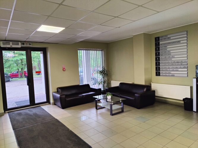 Sludinājumi. Biroja telpas biznes centrā \'Forums\'  + 1 telpa normālā stāvoklī; + grīdas segums: paklājs; + WC Cena: 98 EUR/mēn Foto #3