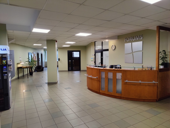 Sludinājumi. Biroja telpas biznes centrā \'Forums\'  + 1 telpa normālā stāvoklī; + grīdas segums: paklājs; + WC Cena: 98 EUR/mēn Foto #4