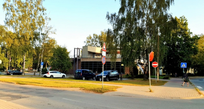 Sludinājumi. Iegādei tiek piedāvāta multifukncionāla ēka.  Ēkas platība 1420 m2; Zeme Akadēmijas iela 21 un Cena: 1.25e+06 EUR Foto #2