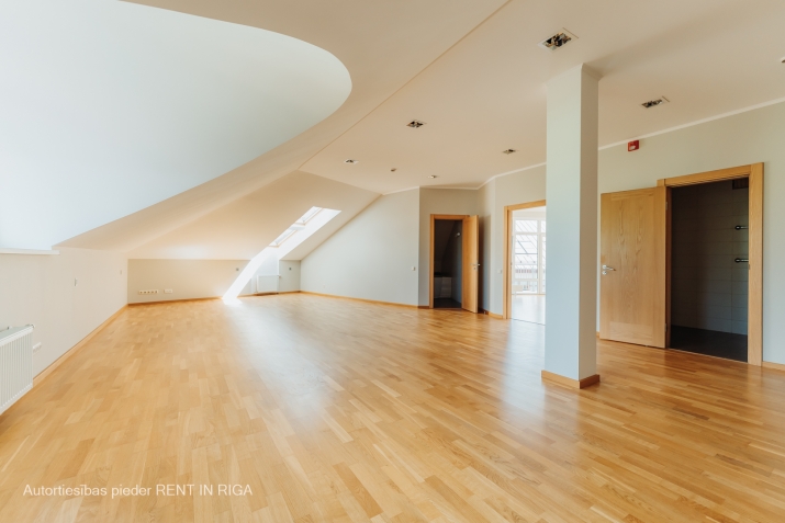 Sludinājumi. Tiek iznomātas gaišas, svaigi izremontētas biroja telpas Rīgas klusajā centrā.  Birojs ar Cena: 1689 EUR/mēn Foto #5