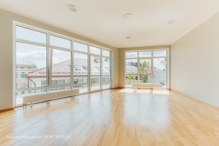 Sludinājumi. Tiek iznomātas gaišas, svaigi izremontētas biroja telpas Rīgas klusajā centrā.  Birojs ar Cena: 1689 EUR/mēn Foto #1