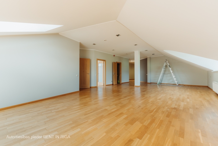 Sludinājumi. Tiek iznomātas gaišas, svaigi izremontētas biroja telpas Rīgas klusajā centrā.  Birojs ar Cena: 1689 EUR/mēn Foto #6