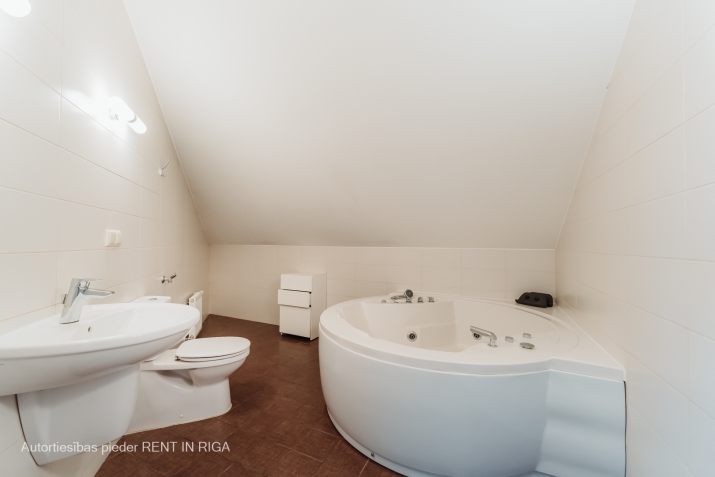 Sludinājumi. Tiek iznomātas gaišas, svaigi izremontētas biroja telpas Rīgas klusajā centrā.  Birojs ar Cena: 1689 EUR/mēn Foto #8