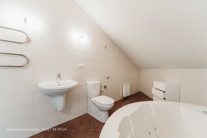 Sludinājumi. Tiek iznomātas gaišas, svaigi izremontētas biroja telpas Rīgas klusajā centrā.  Birojs ar Cena: 1689 EUR/mēn Foto #9