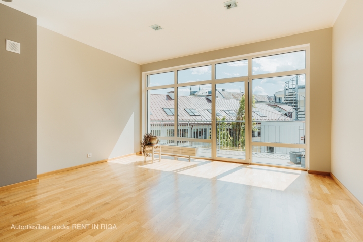 Sludinājumi. Tiek iznomātas gaišas, svaigi izremontētas biroja telpas Rīgas klusajā centrā.  Birojs ar Cena: 1689 EUR/mēn Foto #2