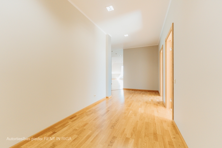 Sludinājumi. Tiek iznomātas gaišas, svaigi izremontētas biroja telpas Rīgas klusajā centrā.  Birojs ar Cena: 1689 EUR/mēn Foto #7