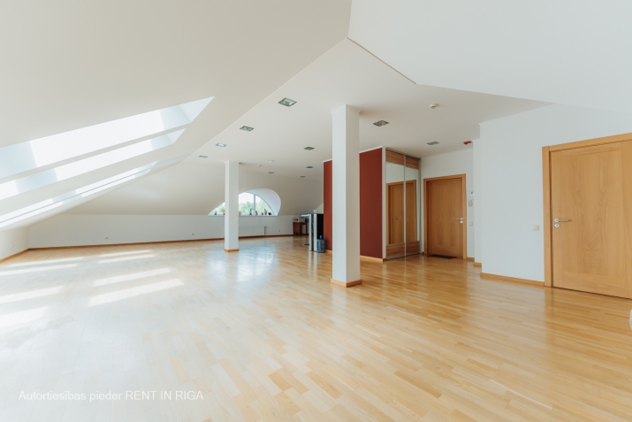 Sludinājumi. Tiek iznomātas gaišas, svaigi izremontētas biroja telpas Rīgas klusajā centrā. Birojs ar Cena: 1880 EUR/mēn Foto #2