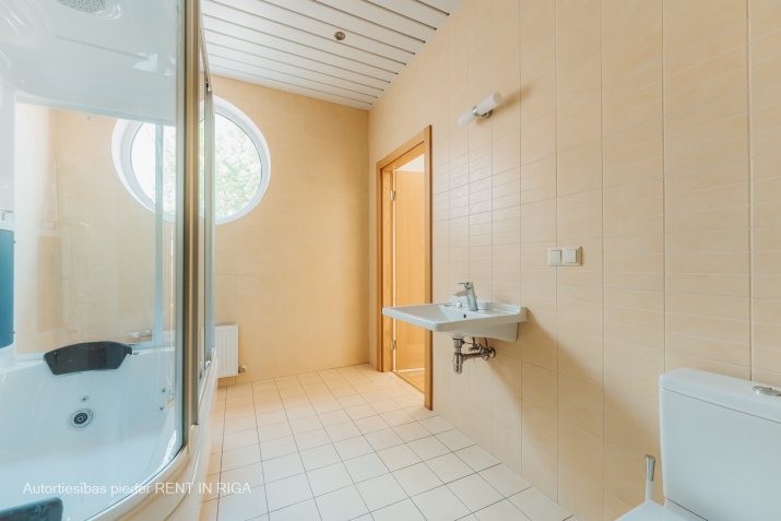 Sludinājumi. Tiek iznomātas gaišas, svaigi izremontētas biroja telpas Rīgas klusajā centrā. Birojs ar Cena: 1880 EUR/mēn Foto #6