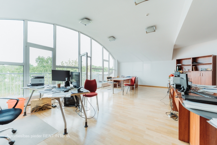 Sludinājumi. Tiek iznomātas gaišas, svaigi izremontētas biroja telpas Rīgas klusajā centrā. Birojs ar Cena: 1880 EUR/mēn Foto #1