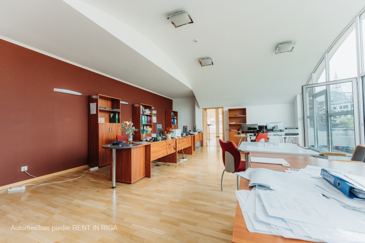 Sludinājumi. Tiek iznomātas gaišas, svaigi izremontētas biroja telpas Rīgas klusajā centrā. Birojs ar Cena: 1880 EUR/mēn Foto #4