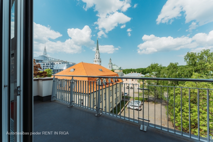 Sludinājumi. Tiek iznomātas gaišas, svaigi izremontētas biroja telpas Rīgas klusajā centrā. Birojs ar Cena: 1880 EUR/mēn Foto #8