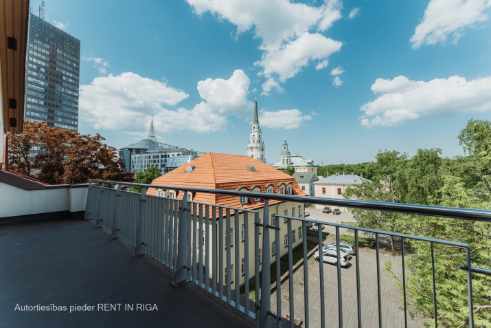Sludinājumi. Tiek iznomātas gaišas, svaigi izremontētas biroja telpas Rīgas klusajā centrā. Birojs ar Cena: 1880 EUR/mēn Foto #9