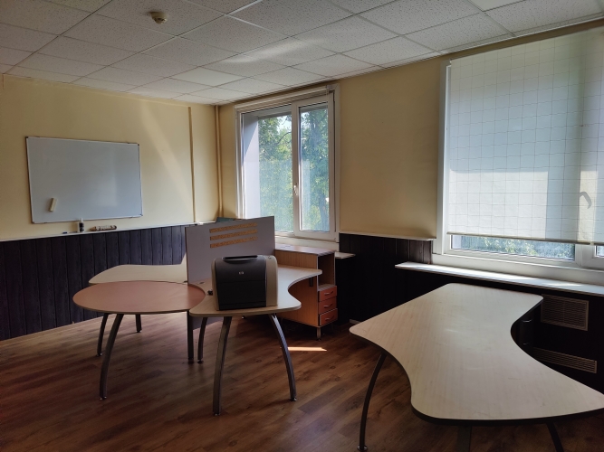 Sludinājumi. Iznomā biroja telpas 5 minūšu gājienā no Domina Shopping Braslas ielā 20.  1 telpa. Katrā stāvā ir Cena: 121 EUR/mēn Foto #1