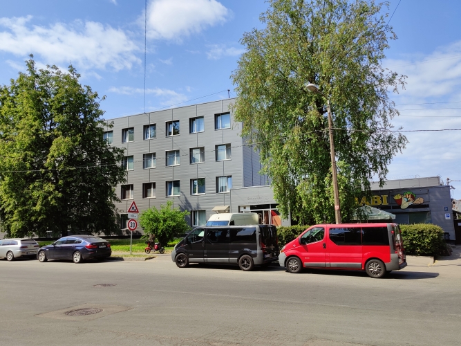 Sludinājumi. Iznomā biroja telpas 5 minūšu gājienā no Domina Shopping Braslas ielā 20.  1 telpa. Katrā stāvā ir Cena: 71 EUR/mēn Foto #2