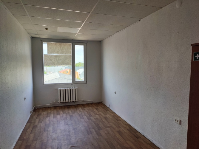 Sludinājumi. Iznomā biroja telpas 5 minūšu gājienā no Domina Shopping Braslas ielā 20.  1 telpa. Katrā stāvā ir Cena: 71 EUR/mēn Foto #5