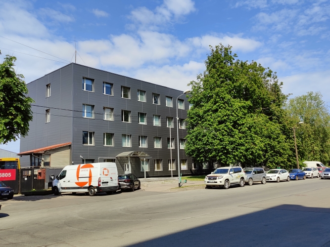 Sludinājumi. Iznomā biroja telpas 5 minūšu gājienā no Domina Shopping Braslas ielā 20.  2 telpas. Katrā stāvā ir Cena: 101 EUR/mēn Foto #3