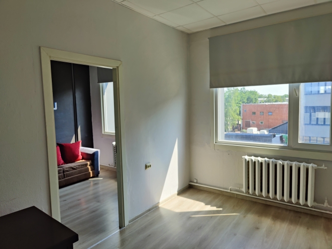 Sludinājumi. Iznomā biroja telpas 5 minūšu gājienā no Domina Shopping Braslas ielā 20.  2 telpas. Katrā stāvā ir Cena: 101 EUR/mēn Foto #1