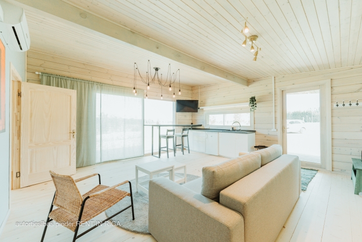 Sludinājumi. Jauna, pilnībā aprīkota brīvdienu māja ar 7 HA lielu zemi.  Ainaviska, skaista un neskarta vieta.  Cena: 79000 EUR Foto #2