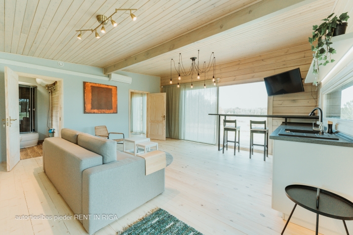 Sludinājumi. Jauna, pilnībā aprīkota brīvdienu māja ar 7 HA lielu zemi.  Ainaviska, skaista un neskarta vieta.  Cena: 79000 EUR Foto #1