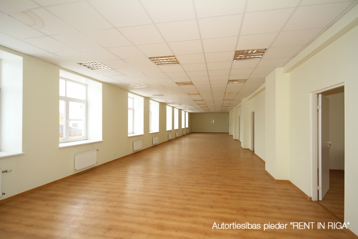 Объявление. Pilnībā autonomas un gaišas telpas, kuras piemērotas smalkajai ražošanai, birojam vai noliktavai.  Цена: 1200 EUR/мес. Foto #2