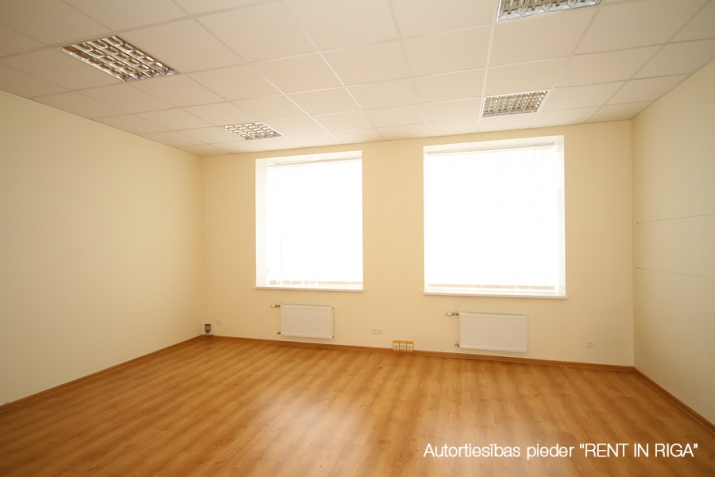 Объявление. Pilnībā autonomas un gaišas telpas, kuras piemērotas smalkajai ražošanai, birojam vai noliktavai.  Цена: 1200 EUR/мес. Foto #6