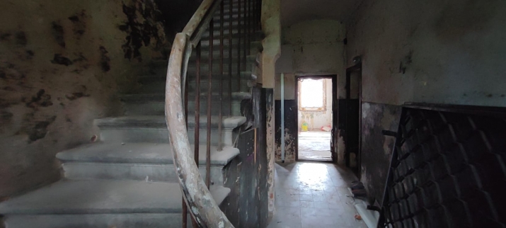 Объявление. Продается здание площадью 590 м2 после наружного ремонта. Участок1022 м2, на котором можно Цена: 370000 EUR Foto #4