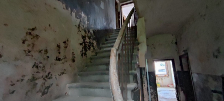 Объявление. Продается здание площадью 590 м2 после наружного ремонта. Участок1022 м2, на котором можно Цена: 370000 EUR Foto #6