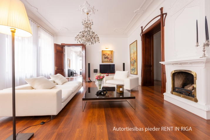 Sludinājumi. Šis skaistais jūgendstila dzīvoklis ir romantikas un izsmalcinātības sajaukums, padarot to par Cena: 470000 EUR Foto #1