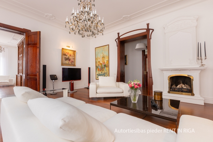 Sludinājumi. Šis skaistais jūgendstila dzīvoklis ir romantikas un izsmalcinātības sajaukums, padarot to par Cena: 470000 EUR Foto #2