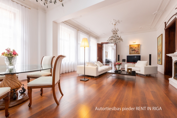 Sludinājumi. Šis skaistais jūgendstila dzīvoklis ir romantikas un izsmalcinātības sajaukums, padarot to par Cena: 470000 EUR Foto #3