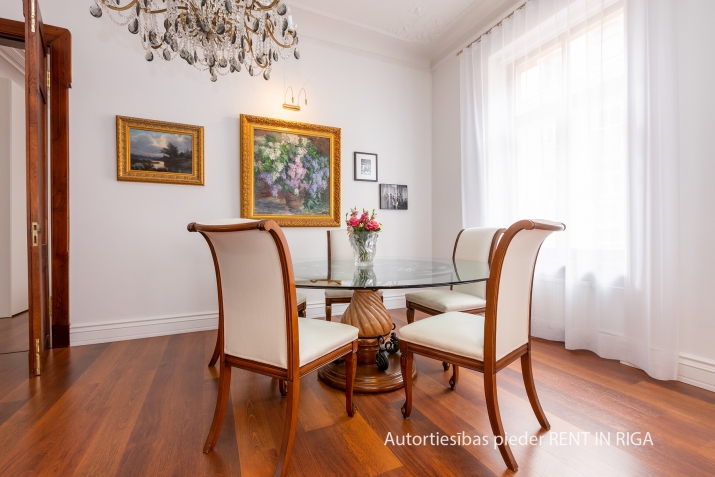 Sludinājumi. Šis skaistais jūgendstila dzīvoklis ir romantikas un izsmalcinātības sajaukums, padarot to par Cena: 470000 EUR Foto #4