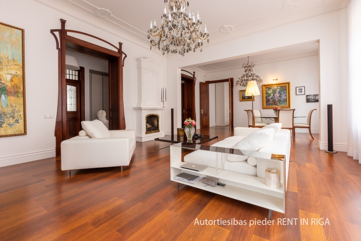 Sludinājumi. Šis skaistais jūgendstila dzīvoklis ir romantikas un izsmalcinātības sajaukums, padarot to par Cena: 470000 EUR Foto #5