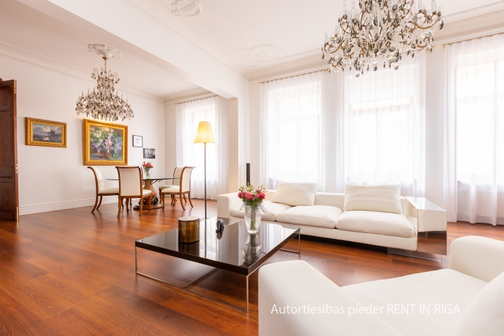 Sludinājumi. Šis skaistais jūgendstila dzīvoklis ir romantikas un izsmalcinātības sajaukums, padarot to par Cena: 470000 EUR Foto #6