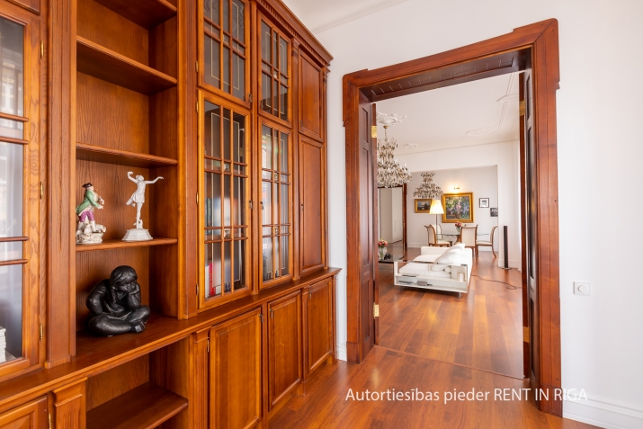 Sludinājumi. Šis skaistais jūgendstila dzīvoklis ir romantikas un izsmalcinātības sajaukums, padarot to par Cena: 470000 EUR Foto #7