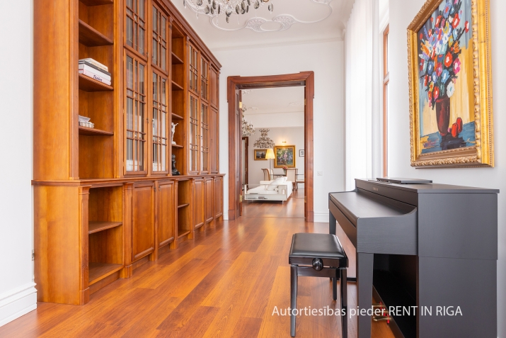 Sludinājumi. Šis skaistais jūgendstila dzīvoklis ir romantikas un izsmalcinātības sajaukums, padarot to par Cena: 470000 EUR Foto #8