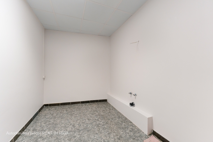 Sludinājumi. Birojs biznesa centrā Lāčplēša 41.  2 lielas telpas, 2 mazas telpas no kurām vienā var iekārtot Cena: 510 EUR/mēn Foto #6