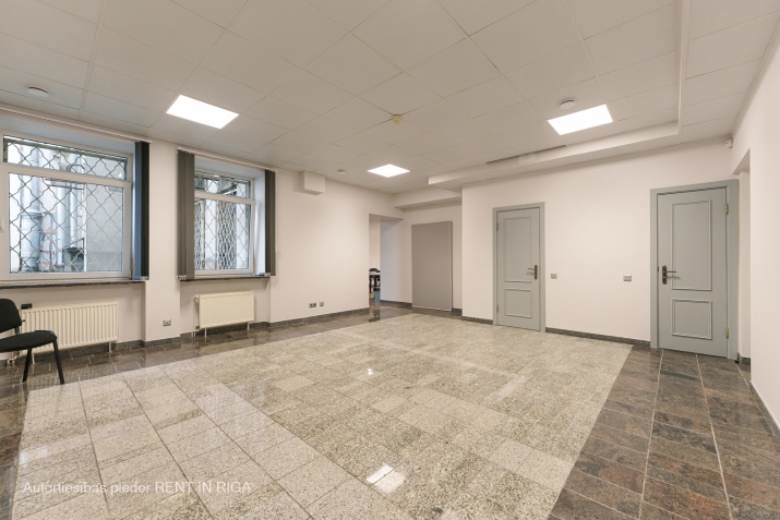 Sludinājumi. Birojs biznesa centrā Lāčplēša 41.  2 lielas telpas, 2 mazas telpas no kurām vienā var iekārtot Cena: 510 EUR/mēn Foto #2