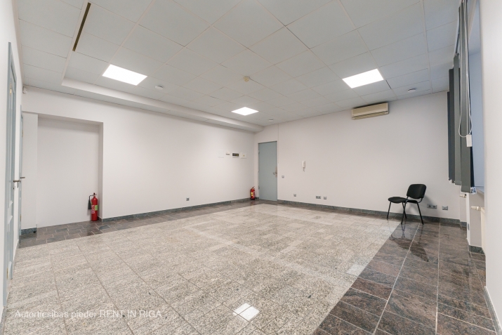 Sludinājumi. Birojs biznesa centrā Lāčplēša 41.  2 lielas telpas, 2 mazas telpas no kurām vienā var iekārtot Cena: 510 EUR/mēn Foto #3