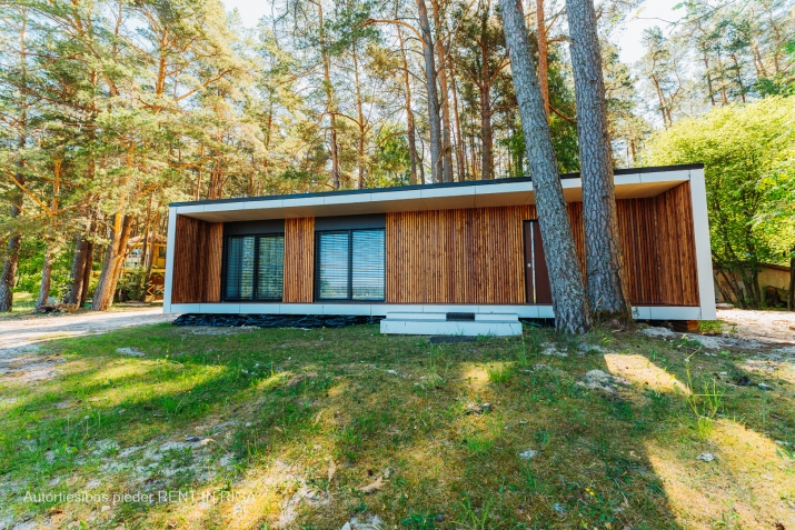 Sludinājumi. Pilnībā gatavu moduļu māju var uzstādīt jūsu īpašumā divus mēnešus pēc iegādes. Moduļu mājā Cena: 72800 EUR Foto #2