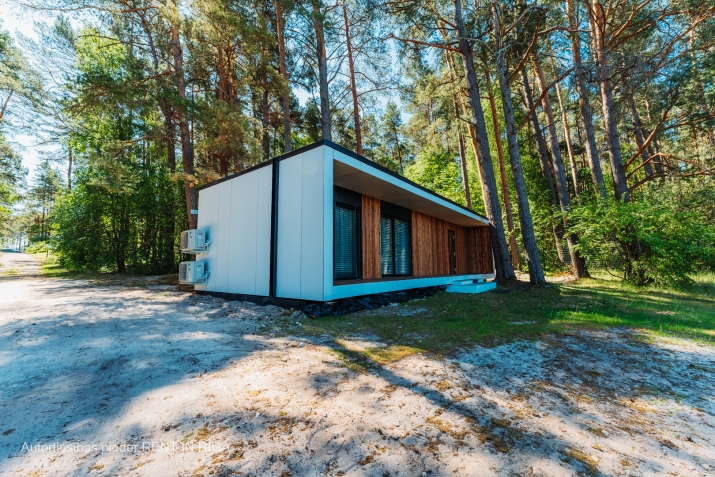 Sludinājumi. Pilnībā gatavu moduļu māju var uzstādīt jūsu īpašumā divus mēnešus pēc iegādes. Moduļu mājā Cena: 72800 EUR Foto #3