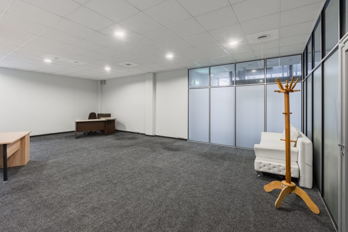 Объявление. Офисное помещение в аренду в Тейке. 65 кв.м (2 этаж) - 1 бесплатное парковочное место.   Подземная Цена: 585 EUR/мес. Foto #3