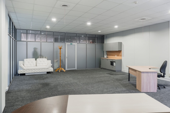 Объявление. Офисное помещение в аренду в Тейке. 65 кв.м (2 этаж) - 1 бесплатное парковочное место.   Подземная Цена: 585 EUR/мес. Foto #1