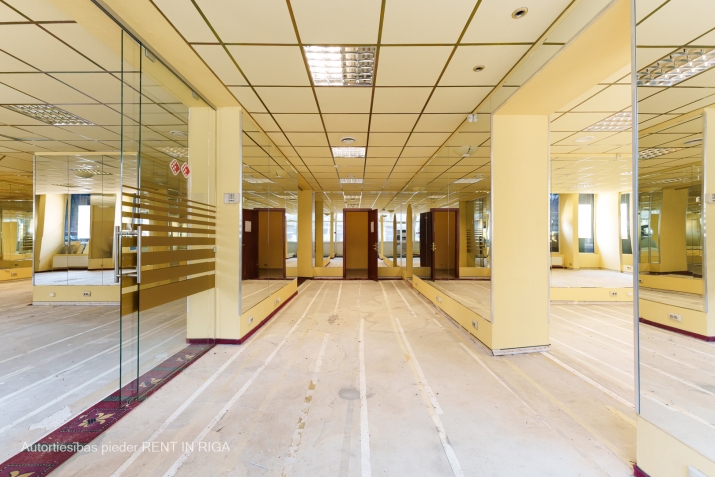 Sludinājumi. Telpas pie Brīvības ielas un Barona kvartāla ar lielu gājēju plūsmu.  Telpās var izveidot veikalu, Cena: 250000 EUR Foto #4