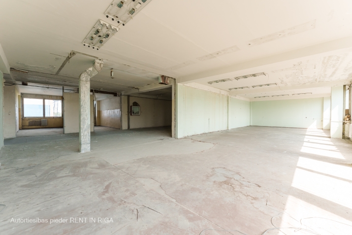 Sludinājumi. Iznomā ražotnes telpas Rīgas Brīvostas tuvumā.   Sākot ar 600 kvm iznomājam telpas Cena: 1000 EUR/mēn Foto #1