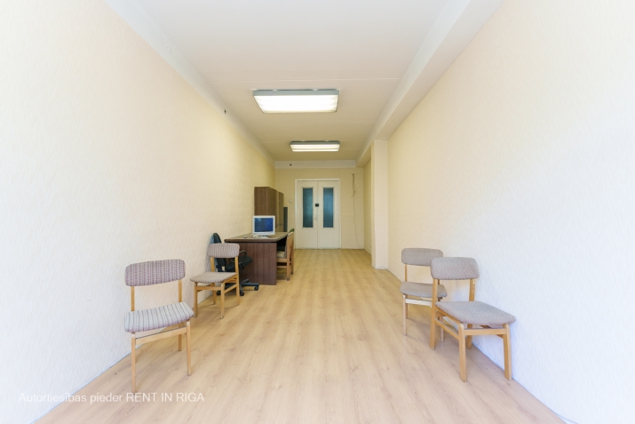 Sludinājumi. Tiek iznomātas biroju telpas.  + iespējams nomāt ilgtermiņā; + pieejams nomai uzreiz; + uzlabojumi Cena: 70 EUR/mēn Foto #1